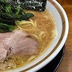 横浜家系ラーメン 三郷家 - 豚骨の香りが良く旨味の強いスープ。