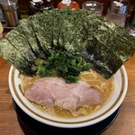 横浜家系ラーメン 三郷家 - ラーメン850円麺硬め。海苔増し100円。