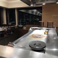 鉄板焼レストラン八景 - 窓に広がる夜景