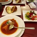 シュシュ エルミタージュ - サラダの野菜がお花になっていて可愛い☆ボルシチの人参かじってから写してしまった…