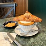 LE CAFE DE L'Officine Universelle Buly - カプチーノにクロワッサンをオン♡