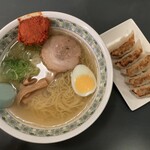 えのきラーメン - タンタンメンと餃子を注文。タンタンメンと言ったら肉々しいのを想像しますが…