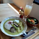 FAVE SCHOOL CAFE - グリーン・カレー、ジンジャー・ソーダ