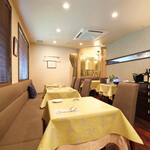 チェルバイア - 店内のテーブル席の風景です