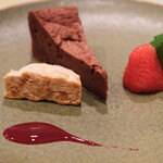 チェルバイア - プランツォＢ 2000円 のアプリコット入りチョコレートのタルト、ヘーゼルナッツのアイス、苺