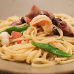 チェルバイア - プランツォＢ 2000円 の富山県産ホタルイカと海老、フレッシュトマトのリングイネ