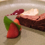 チェルバイア - プランツォＢ 2000円 のアプリコット入りチョコレートのタルト、ヘーゼルナッツのアイス、苺