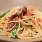 チェルバイア - プランツォＢ 2000円 の富山県産ホタルイカと海老、フレッシュトマトのリングイネ