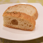 チェルバイア - プランツォＢ 2000円 のフォカッチャとバゲット