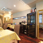 チェルバイア - 店内のテーブル席の風景です