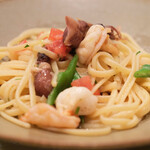 チェルバイア - プランツォＢ 2000円 の富山県産ホタルイカと海老、フレッシュトマトのリングイネ