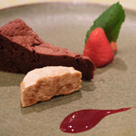 チェルバイア - プランツォＢ 2000円 のアプリコット入りチョコレートのタルト、ヘーゼルナッツのアイス、苺