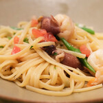 チェルバイア - プランツォＢ 2000円 の富山県産ホタルイカと海老、フレッシュトマトのリングイネ