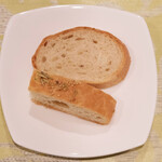 チェルバイア - プランツォＢ 2000円 のフォカッチャとバゲット