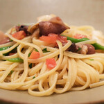 チェルバイア - プランツォＢ 2000円 の富山県産ホタルイカと海老、フレッシュトマトのリングイネ