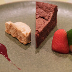 チェルバイア - プランツォＢ 2000円 のアプリコット入りチョコレートのタルト、ヘーゼルナッツのアイス、苺