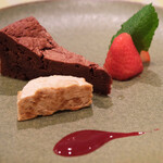 プランツォＢ 2000円 のアプリコット入りチョコレートのタルト、ヘーゼルナッツのアイス、苺