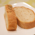 チェルバイア - プランツォＢ 2000円 のフォカッチャとバゲット