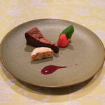 チェルバイア - プランツォＢ 2000円 のアプリコット入りチョコレートのタルト、ヘーゼルナッツのアイス、苺