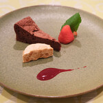 チェルバイア - プランツォＢ 2000円 のアプリコット入りチョコレートのタルト、ヘーゼルナッツのアイス、苺
