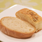 チェルバイア - プランツォＢ 2000円 のフォカッチャとバゲット