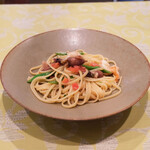 チェルバイア - プランツォＢ 2000円 の富山県産ホタルイカと海老、フレッシュトマトのリングイネ