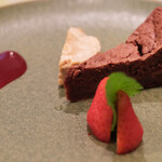 チェルバイア - プランツォＢ 2000円 のアプリコット入りチョコレートのタルト、ヘーゼルナッツのアイス、苺