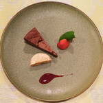 チェルバイア - プランツォＢ 2000円 のアプリコット入りチョコレートのタルト、ヘーゼルナッツのアイス、苺