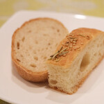 チェルバイア - プランツォＢ 2000円 のフォカッチャとバゲット