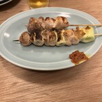 酒場 ヒナタ - 奥からかしらともも串を塩でいただきました。味噌がついてきます。味噌だけでも酒が進むよ！