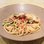 チェルバイア - プランツォＢ 2000円 の富山県産ホタルイカと海老、フレッシュトマトのリングイネ