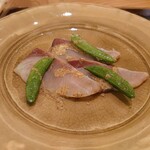 魚菜料理 縄屋 - ヒラマサの燻製(*´σｰ｀)スナップえんどうの食感が堪りません♡