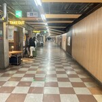 Yoidukiyo - 改札口を出たところから真っ直ぐ伸びている伏見地下街。左側に店が連なっている。