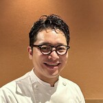 にしぶち飯店 - 優しい笑顔の西淵シェフ。京都ブライトンホテルの中華料理店「花閒」、その後「祇園佐々木」にて和食を修業したのち、2013年に『にしぶち飯店』をオープン。だが、順風満帆ではなく紆余曲折を経ているので味わいに深みがあるのでしょう。