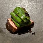 眞善美 - 宮崎黒毛和牛ヒレ　ガーリックソース　万願寺とうがらし