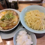 シンちゃんラーメン - もり中華(叉焼5〜6枚、ゆで卵、メンマ、葱、もやし、キャベツ)