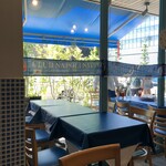 ナポリスタカ - 店内からテラス席の眺め