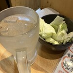 かわ屋 べつどころ すすきの2号店 - お通しのキャベツ　ハイボール