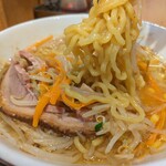 味噌蔵らーめん まるしゅう - 麺にスープが良く絡む