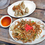 九州中華料理店 - 料理写真:焼きそばｗｉｔｈ餃子
