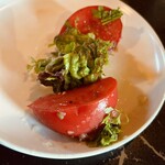ワイン食堂 オチェンティ オチョ - トマトのサラダ　取り分け後