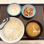 Matsuya - ・Wで選べる玉子かけごはん　290円
                        玉子は温玉、小鉢はミニ牛皿を選択です