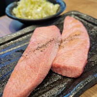 焼肉山水 虎ノ門ヒルズ店 - 生タントロ 厚みと長さがある(笑)
