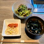 Yakiniku Ushigoro - サラダ、ナムル、キムチ、わかめスープ