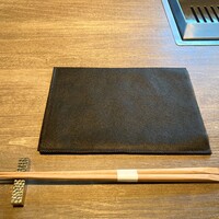 焼肉うしごろ 池袋店 - セットされてた紙ナプキンとお箸