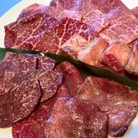 焼肉うしごろ 池袋店 - お肉  アップ(手前がお塩系、奥がタレ系)