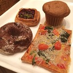 ブランジェ浅野屋 - どれから食べよーかなぁ？ 手前二種は新製品です＼(^o^)／
            (右手前から)菜の花としらすのパイピザ ミモザ風☆378円
            マカロンチョコベーグル☆221円
            紅茶マフィン☆273円