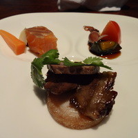 開化亭 - 前菜：蛍烏賊・ピータン・トマトの和物、牛肉・チャーシューの甜麺醤（てんめんじゃん）和え、サーモン・人参・鮑・大根のピリ辛仕立て
                