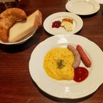 カフェラヴォワ - 洋食モーニングのパンとスクランブルエッグ