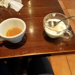 カフェラヴォワ - セルフの飲み終わりコーヒーとヨーグルト